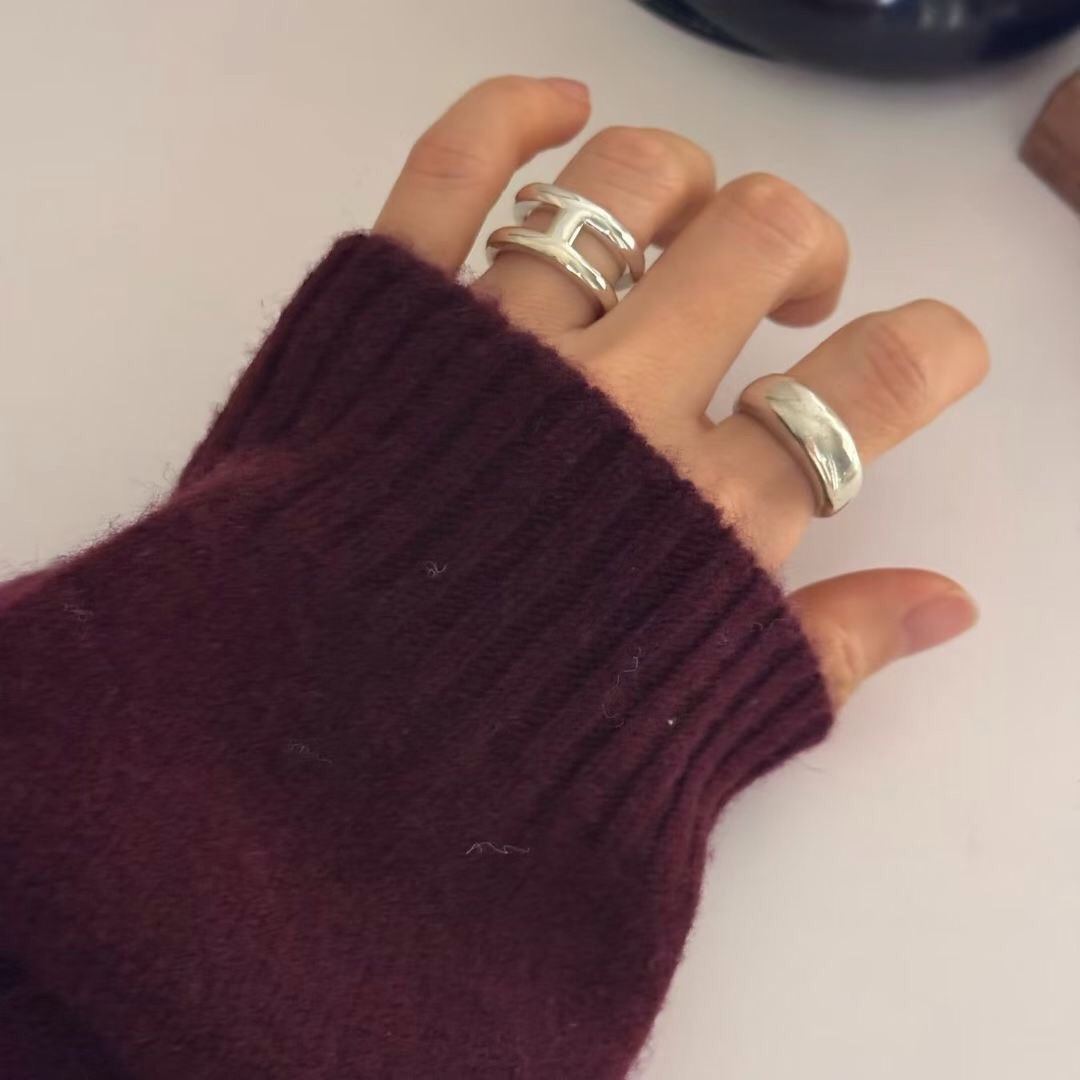 搭配深色毛衣的高級感