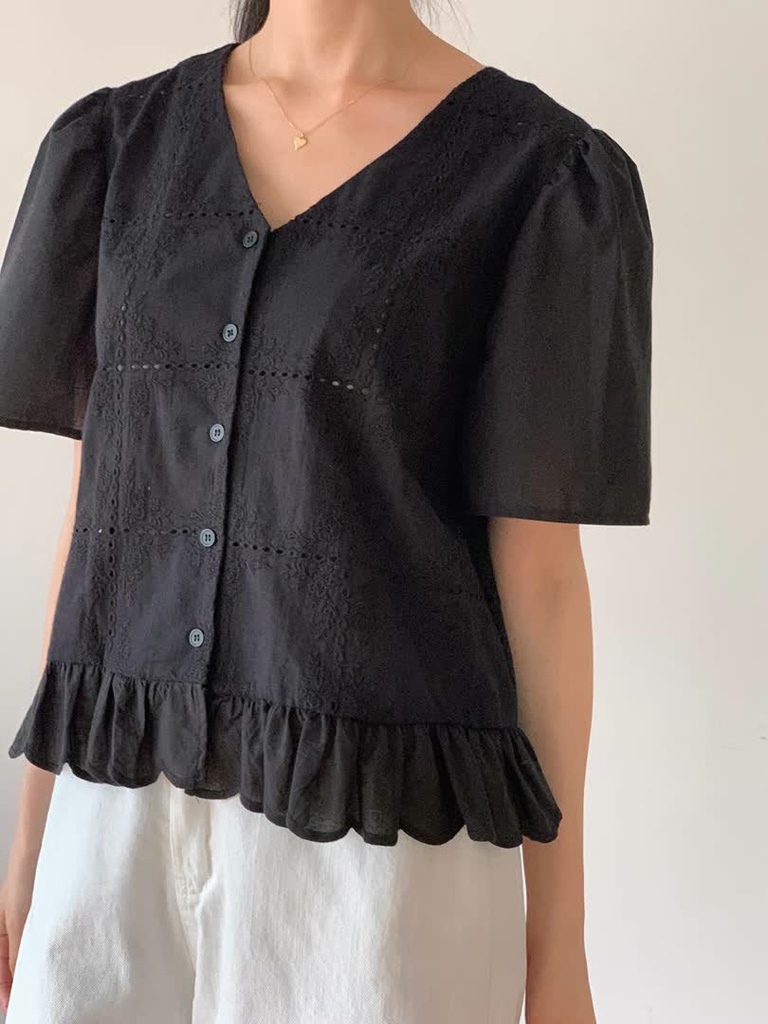 BA家V領鏤空刺繡上衣